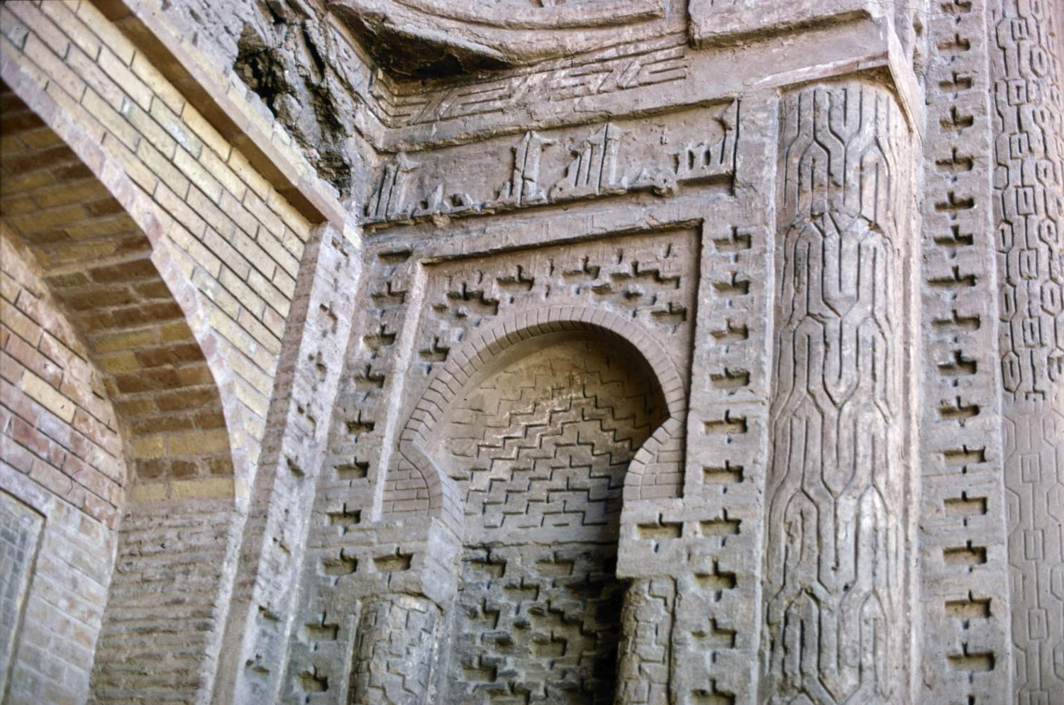 Masjid-i Jurjir - Detail of facade showing blind niche and kufic inscription band below semi-dome, right side.