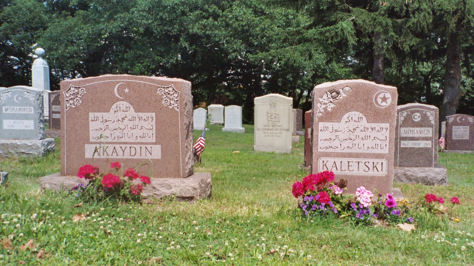 <p>View of the tombstones of Muslim-Americans of Arab descent</p>