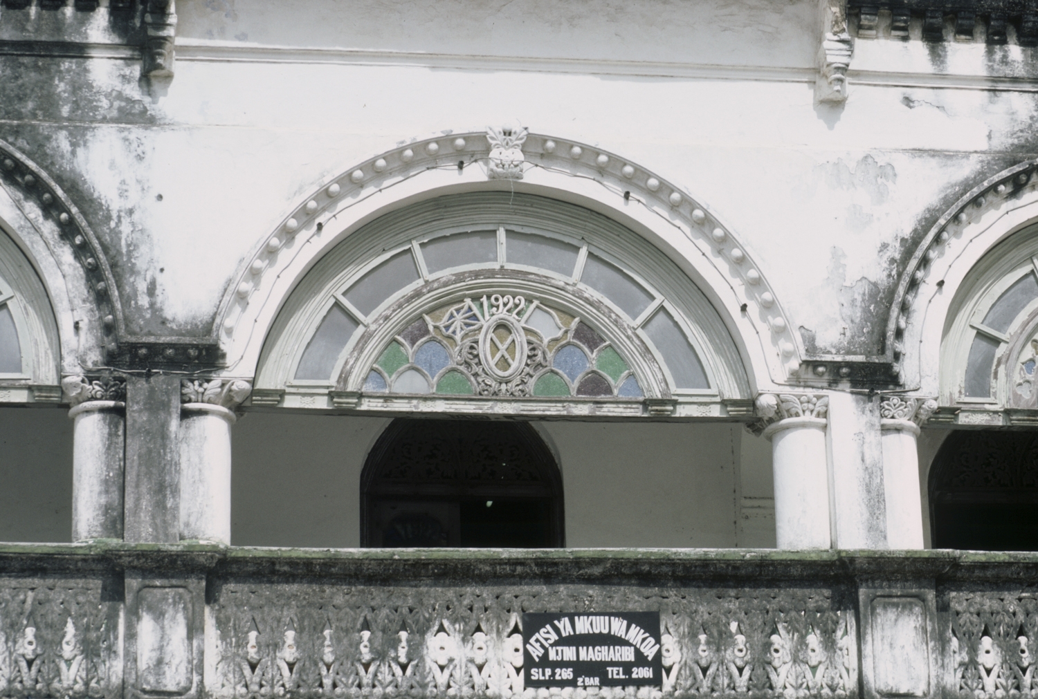 Balcony and window detail, with construction date (1922)