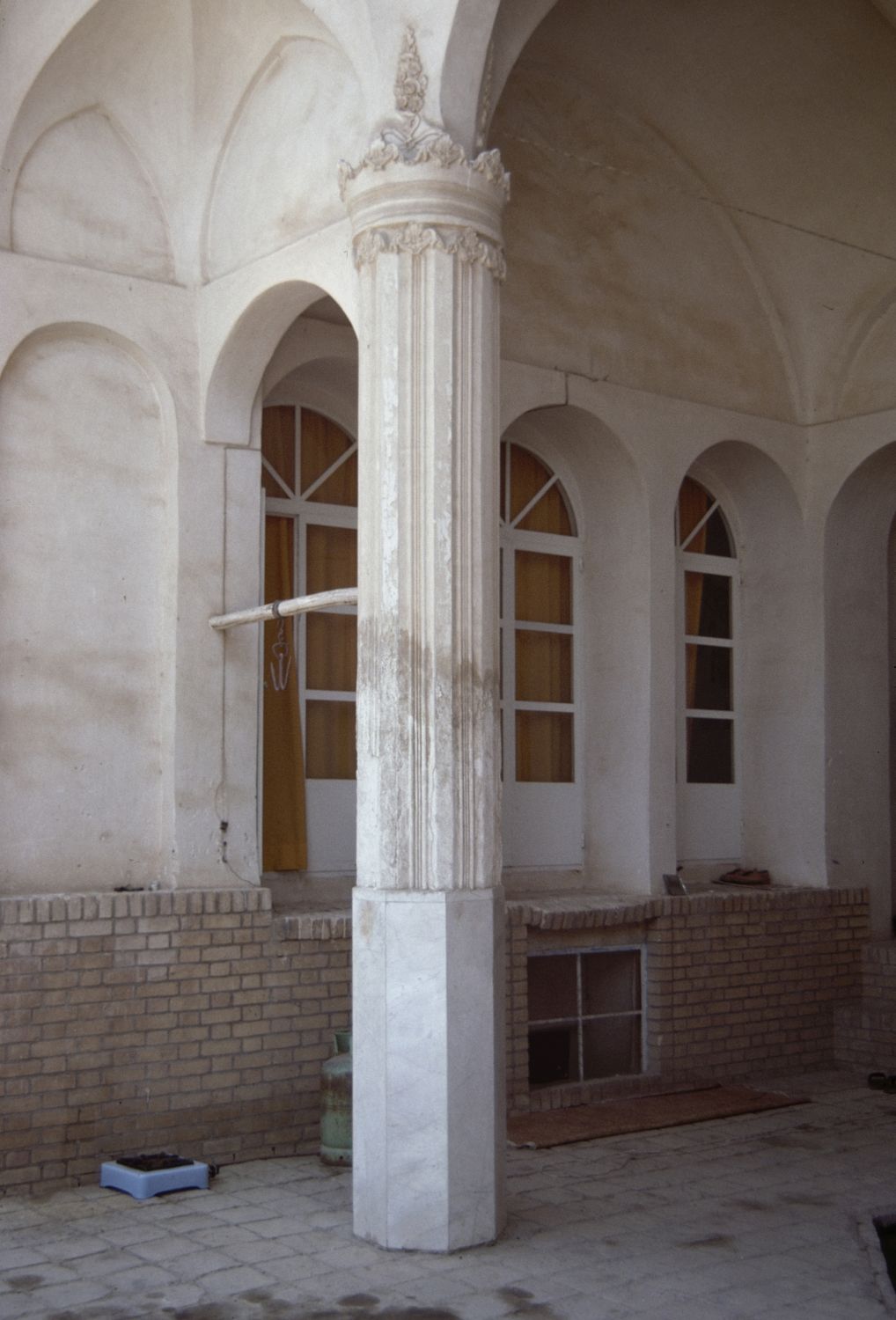 Khanah-i Yiganah - View of a column supporting vaulted space.