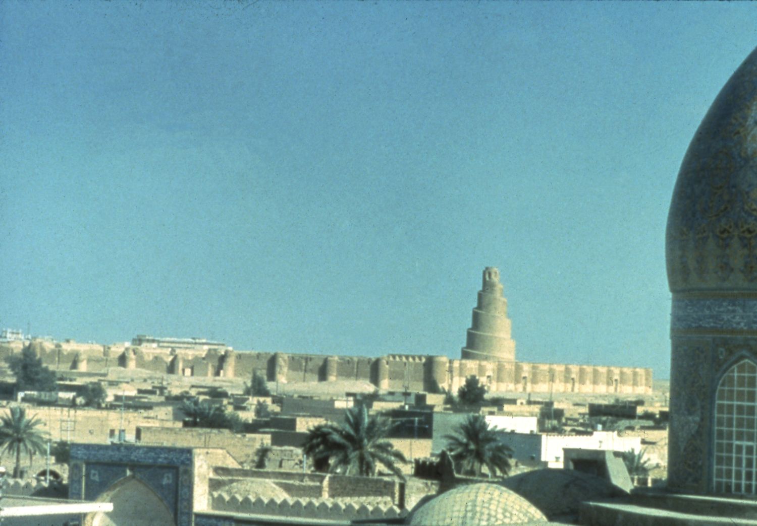 Jami' al-Mutawakkil (Samarra) - View over modern city from Shrine of Two Imams (Marqad al-Imamayn) toward Mosque of Mutawakkil and its spiral minaret.