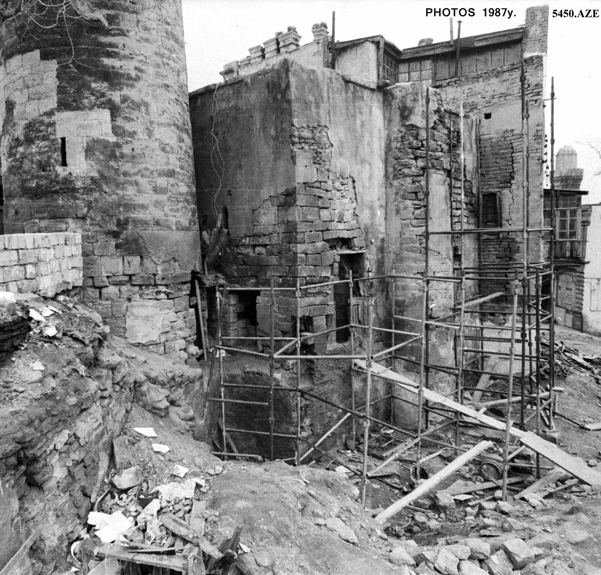 <p>On-site excavations in 1988 allowed better understanding of the primeval state of the building and of its history.</p>