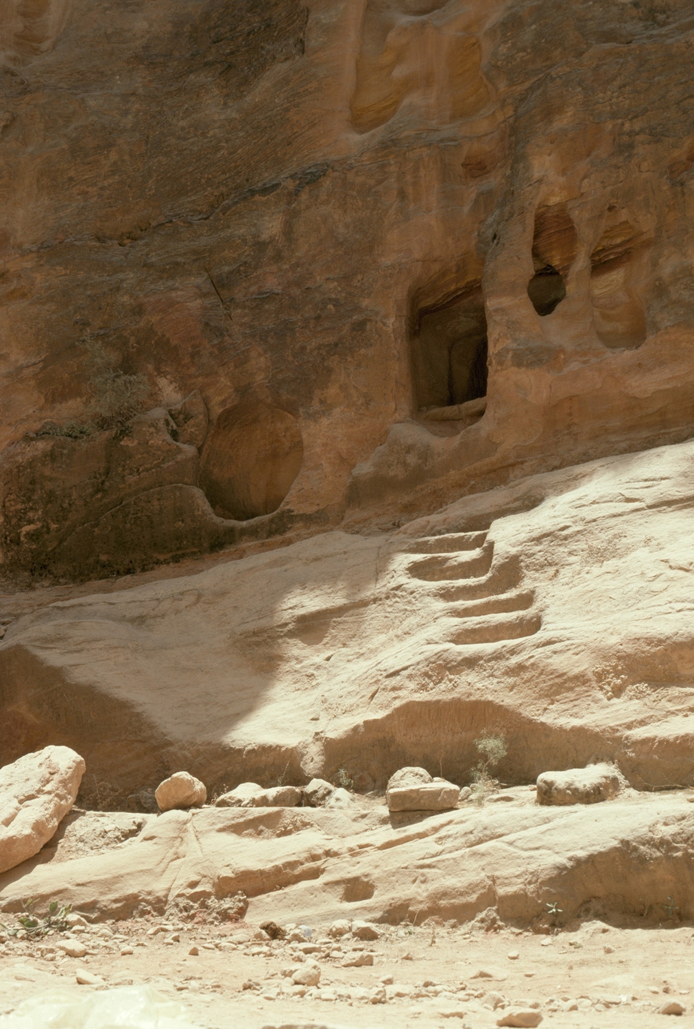 al-Siq, stone steps and small tomb