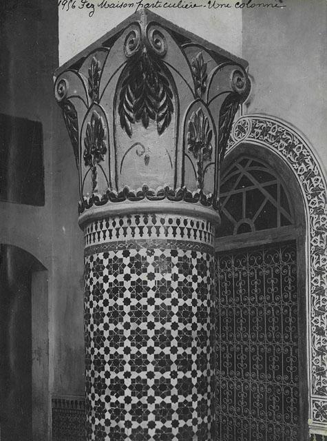 Interior detail view of tiled column, private household / "Fez, Maison particuliére, Une colonne"