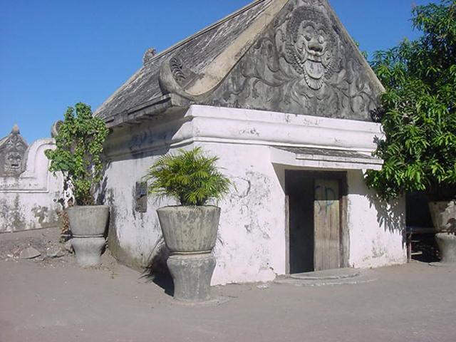 Gate of Umbul Binangun pools area from Gedong Lopa-lopa
