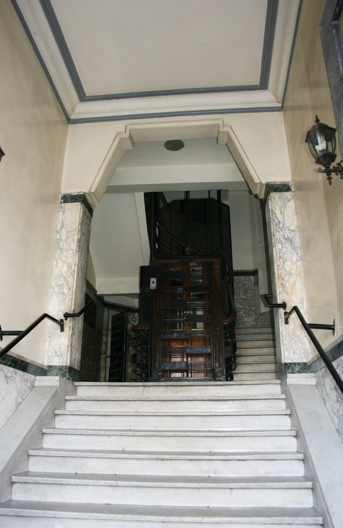 The entrance hall opens onto a first marble set of stairs