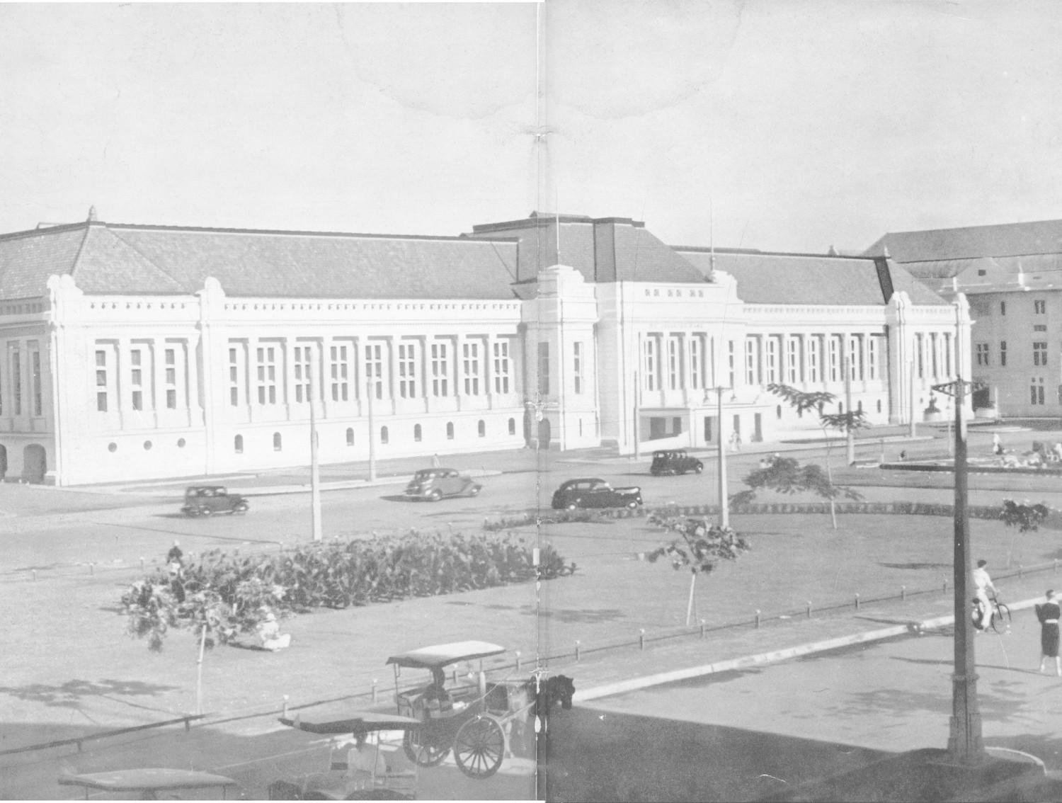 Original: Bank Indonesia, as De Javasche Bank in 1937, seen from the square in front the Kota Railway Station