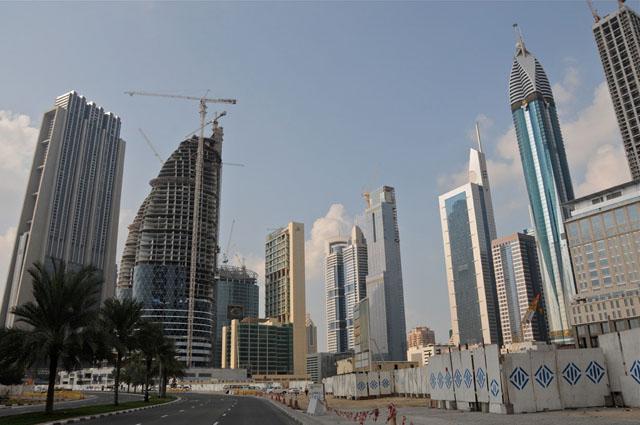 Street view showing to the right the skyscrapers lining Sheikh Zayed Road, to the left the 80-storey skyscraper 'Index' tower and 'Park' towers while under construction