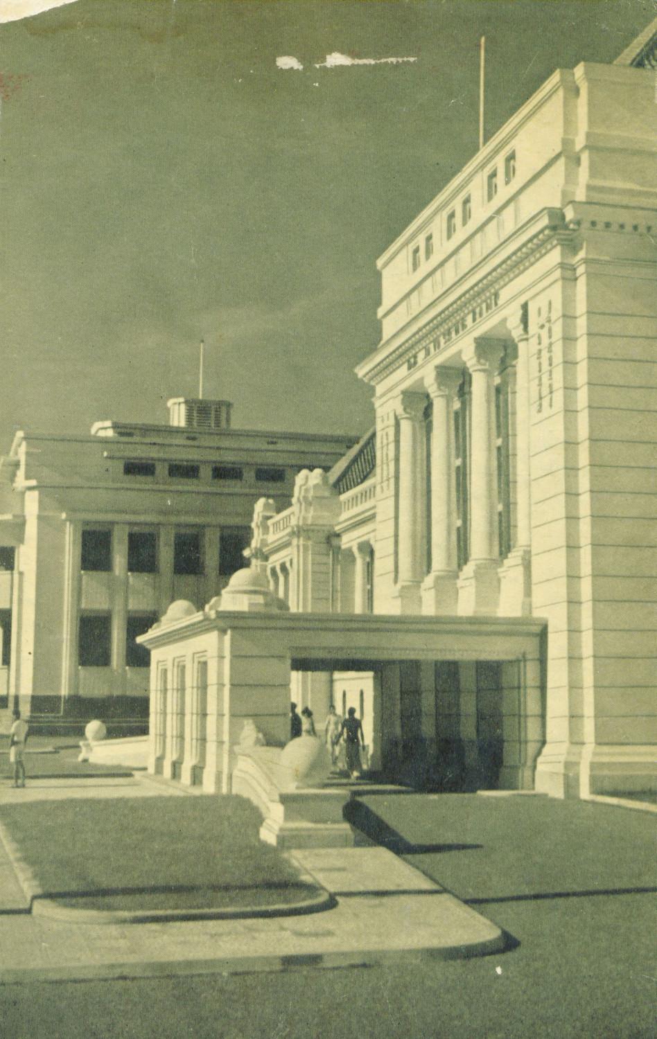 Front Portico of De Javasche Bank in 1937, designed by Fermont-Cuypers in Batavia; the building has Neo-Classic style with ornaments influenced by Hindu-Javanese temple reliefs