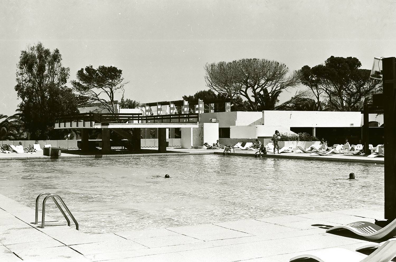 View of a swimming pool and sundeck of Club Méditerranée 