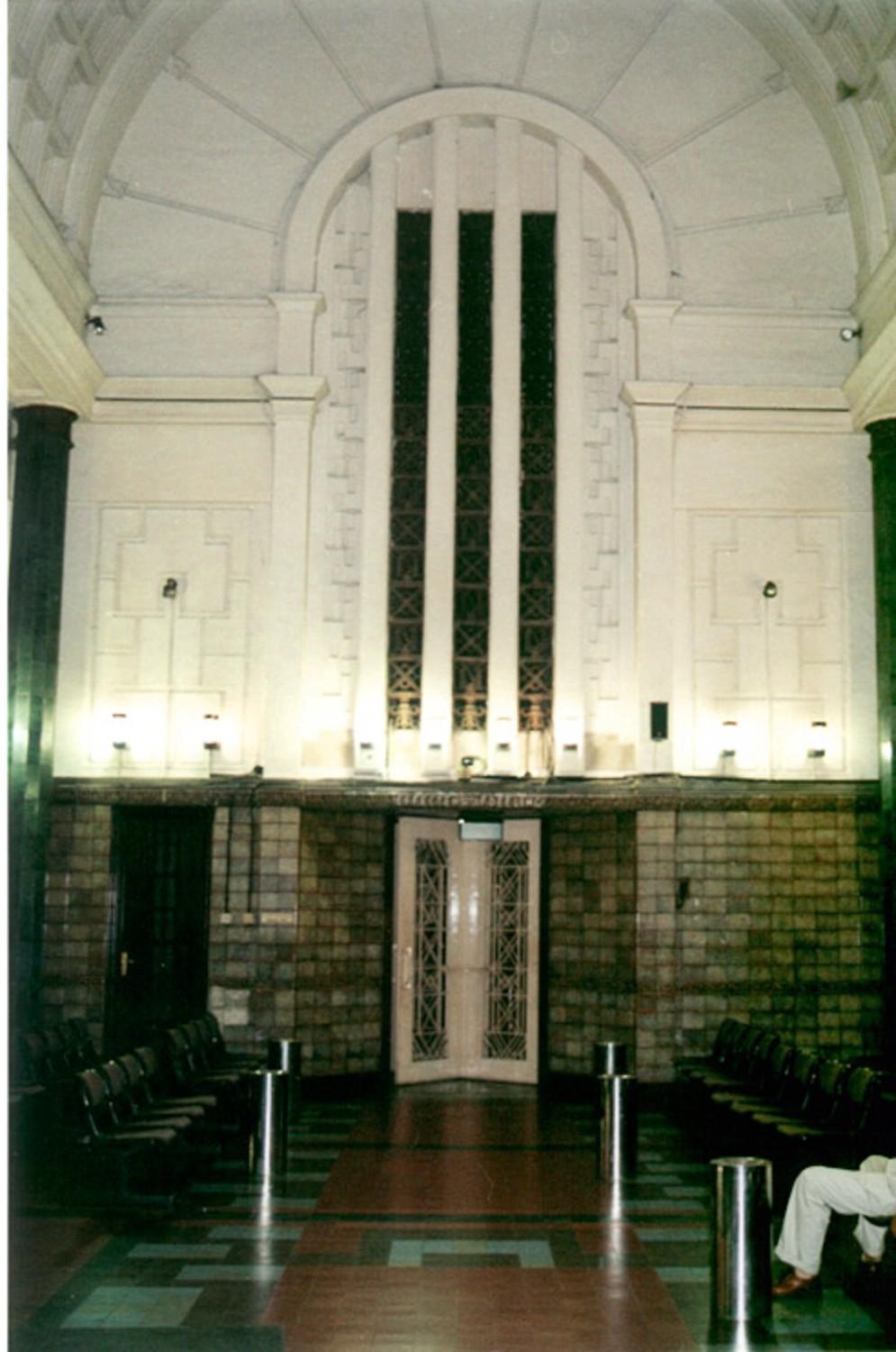Before : The Main Lobby of the building. Some ceramics are missing and broken. The arch ceiling is original from the 1935.