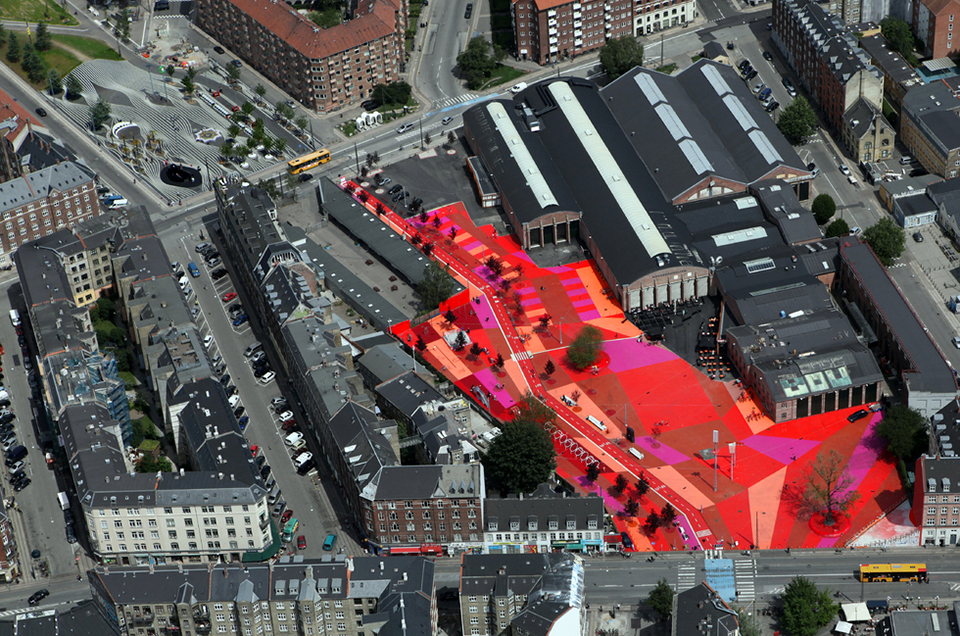 Aerial view of Superkilen spreading over 30'000 m², showing Red Square for sports activities, Green Park the children’s playground, and Black Market the food market and picnic area
