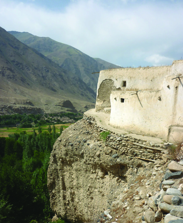 The ziarat stands on an outcrop of conglomerate material that rises 15 metres above the surrounding terrain