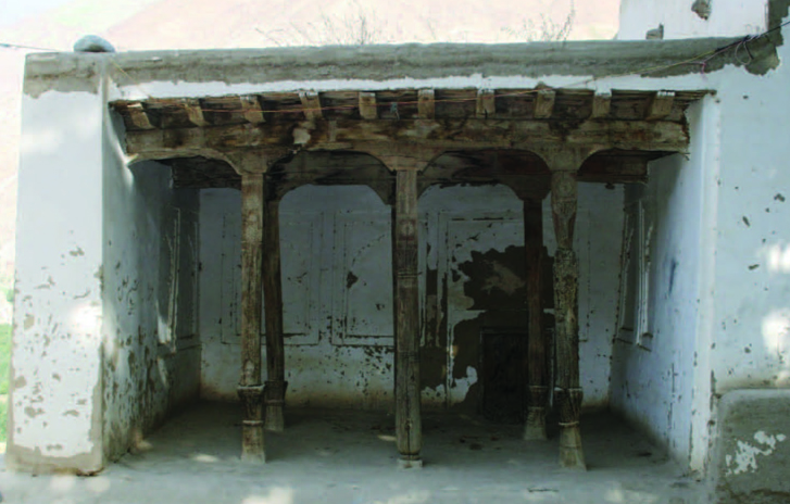 The small vestibule in the south eastern part of the shrine measures 4m x 3.3m