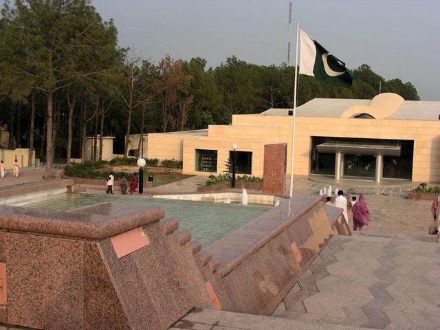 Upper view from the plaza to the museum, designed in such a way that it seems to bow down in respect for the people of Pakistan