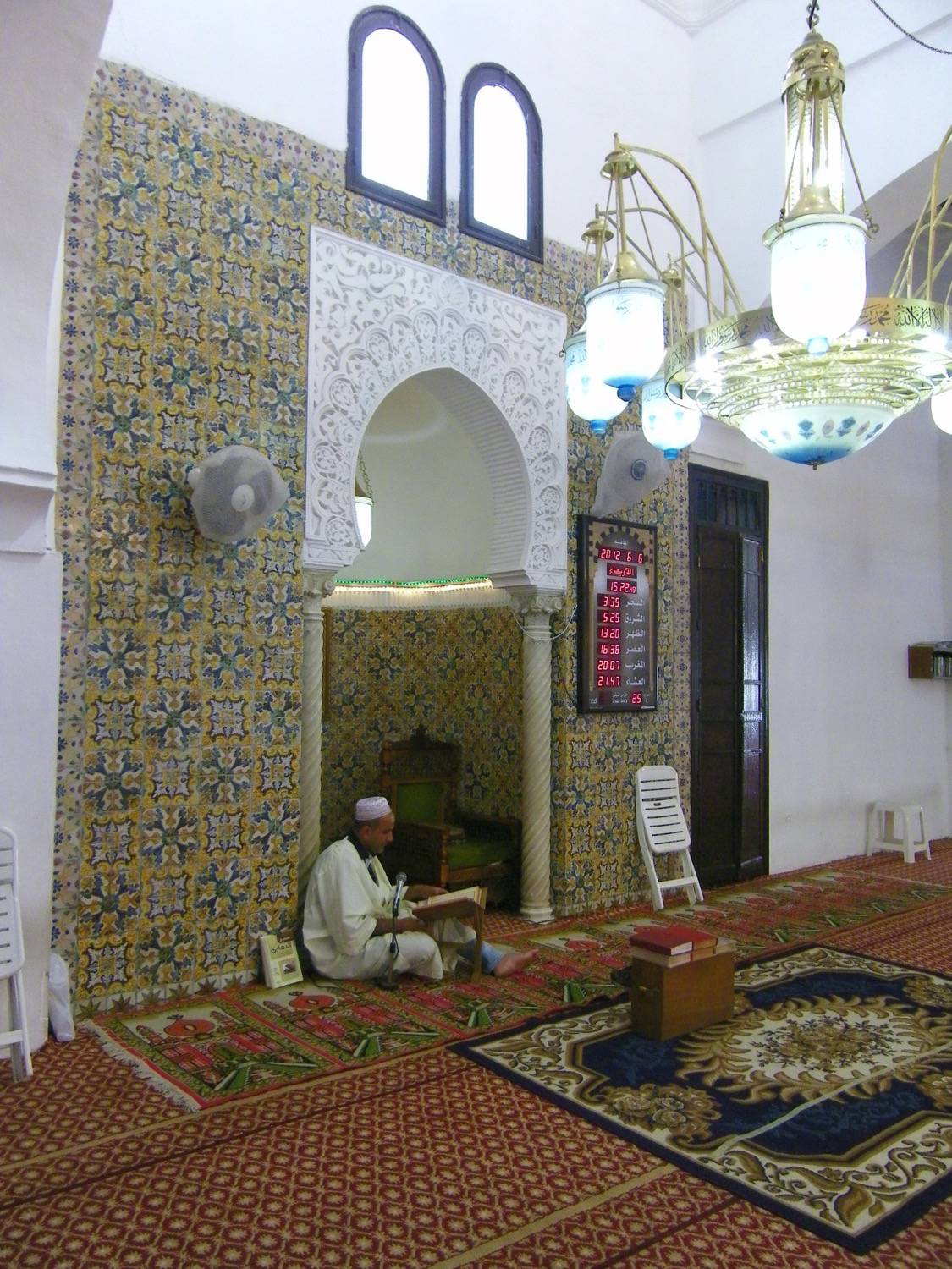 Jami' al-Kabir (Algiers) - Interior view of the ceramic tile (faience) decoration and stucco decorating the mihrab