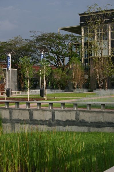 The moat dividing park from public