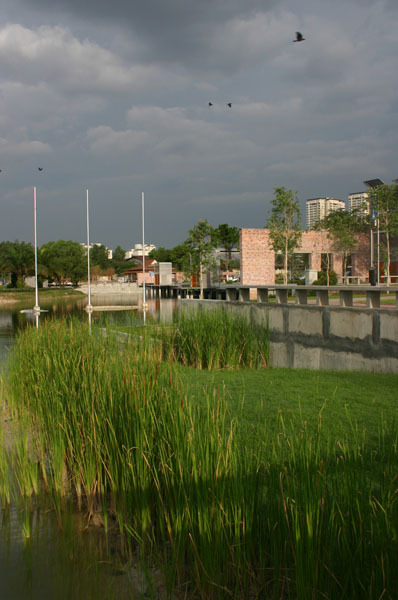 The moat dividing park from public
