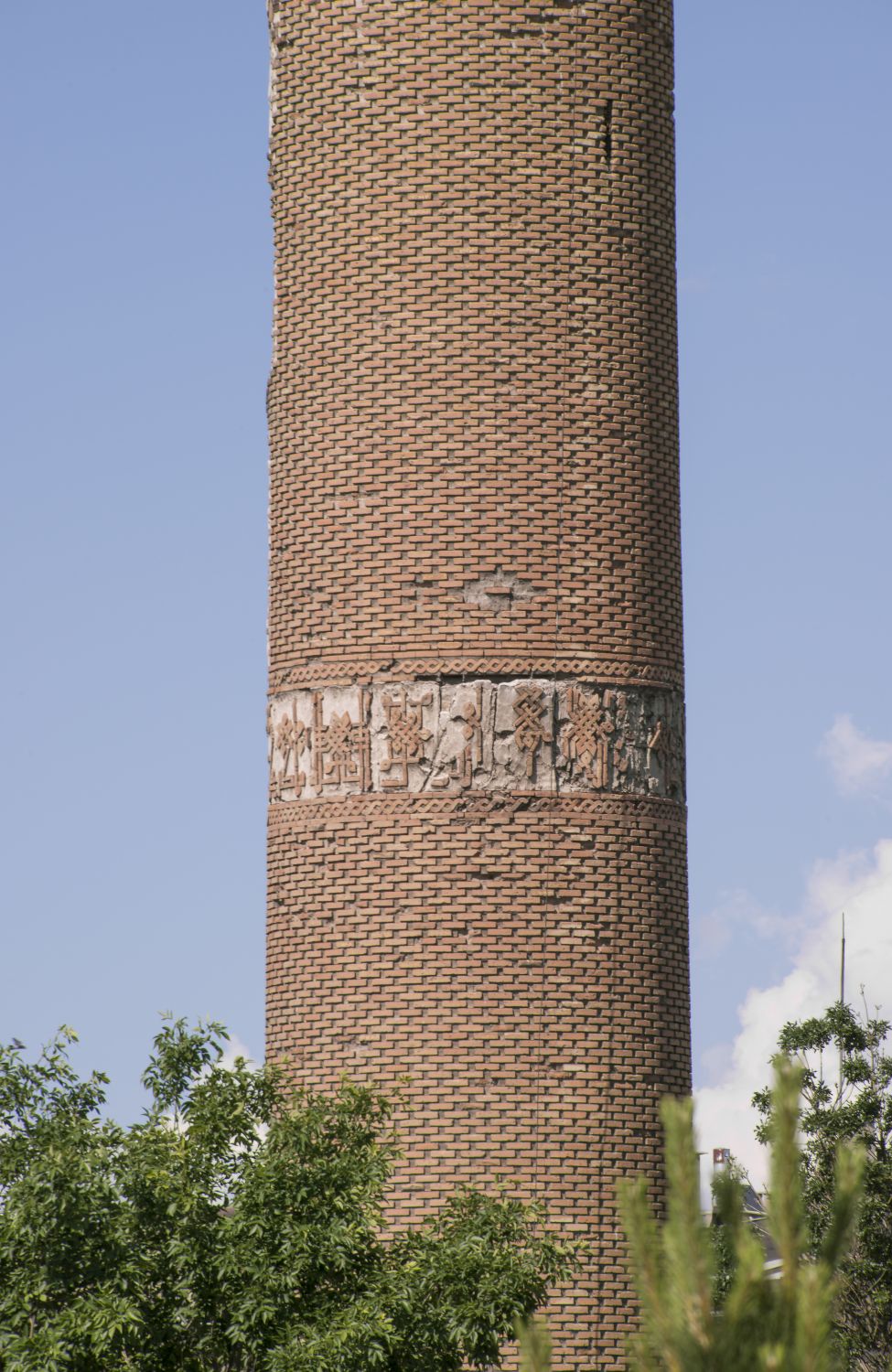 Minaret: view of inscription band.