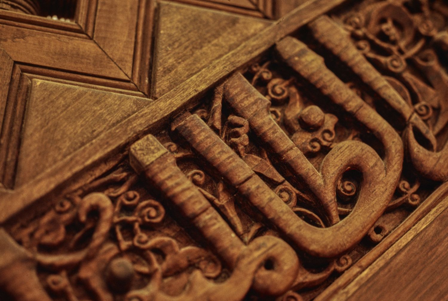 Minbar: detail of carved inscription.