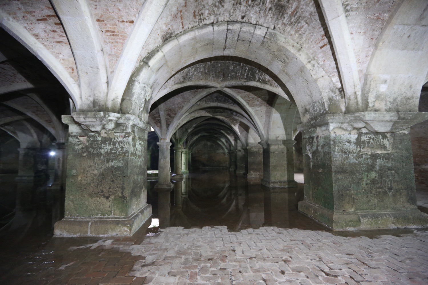 Cistern - Interior view toward the piets