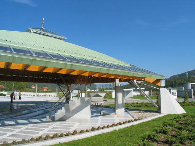 The plateau canopy can shade up to 800 persons and it is supported by four pillars 