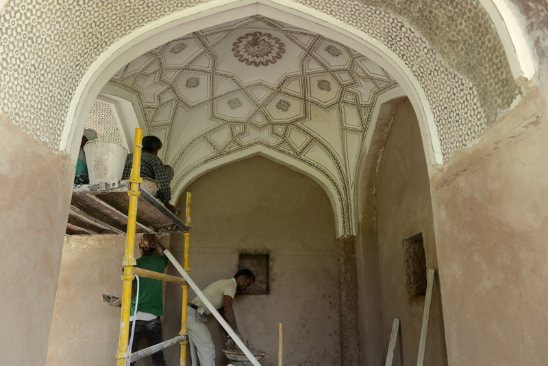 <p>Main iwan entrance showing plasterwork on the underside of the arch and muqarnas ceiling</p>