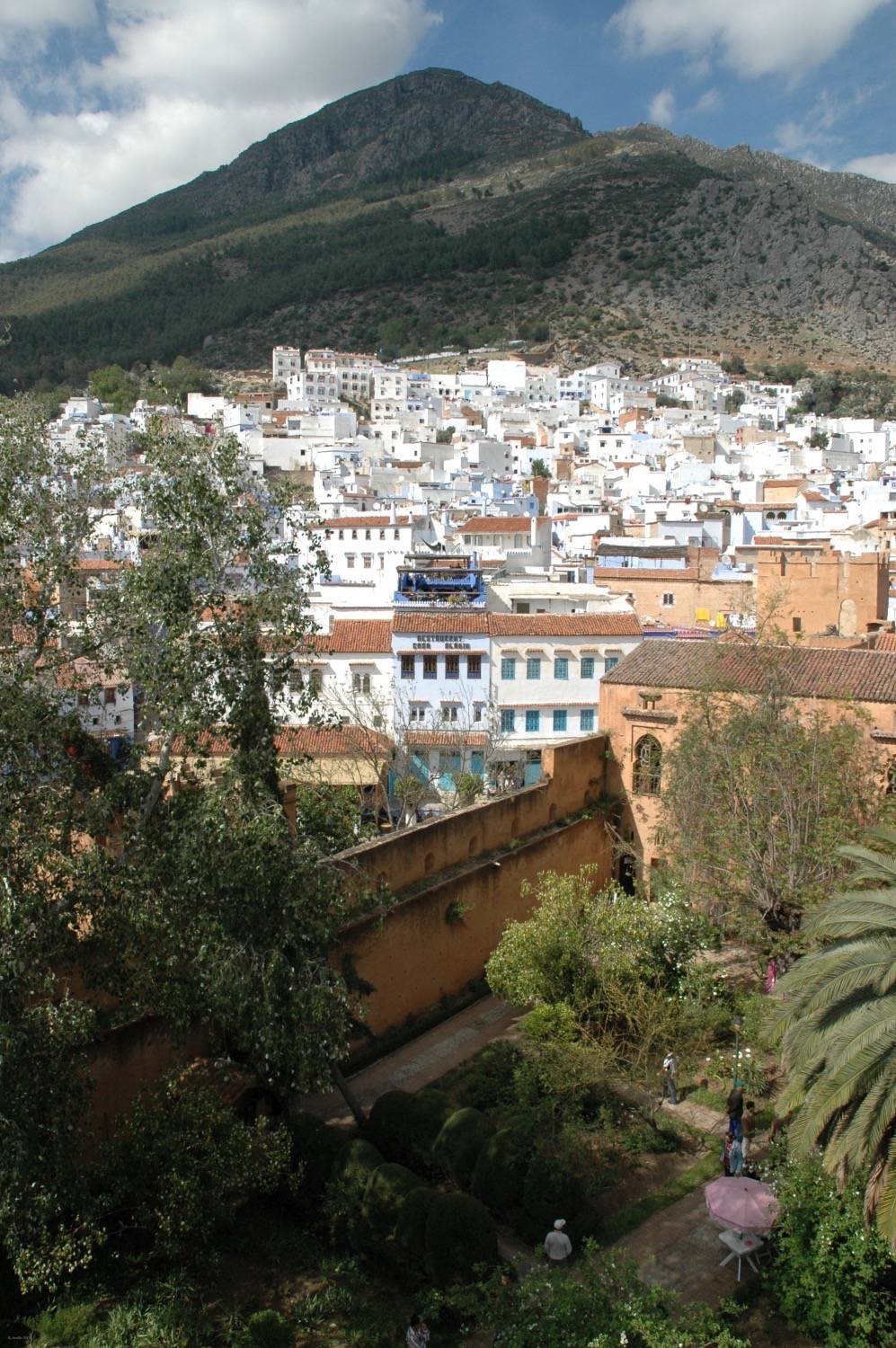 Bird's-eye view of the city, with the courtyard of the kasbah in the foreground and mountains beyond